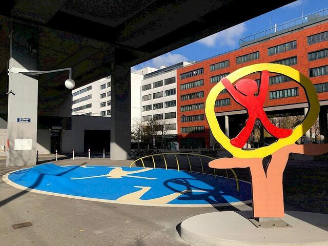Am Platz der Kinderrechte haben die Zwillinge Christine und Irene Hohenbüchler ein neues Kunstwerk geschaffen. | Foto: Taig/KÖR