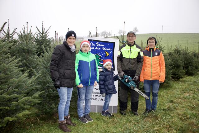 Christbaumbauer Franz Fürlinger aus Weißkirchen mit seiner Familie vor den eigenen gezogenen Christbäumen. | Foto: BRS