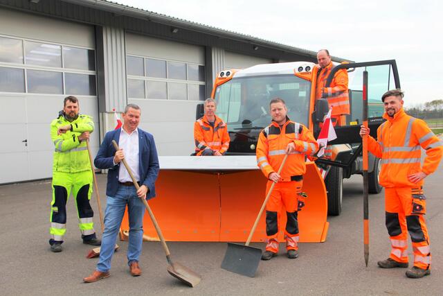 Der neue "Unitrac" begeistert, der Winter in Enzersfeld kann also kommen. | Foto: Marktgemeinde Enzersfeld