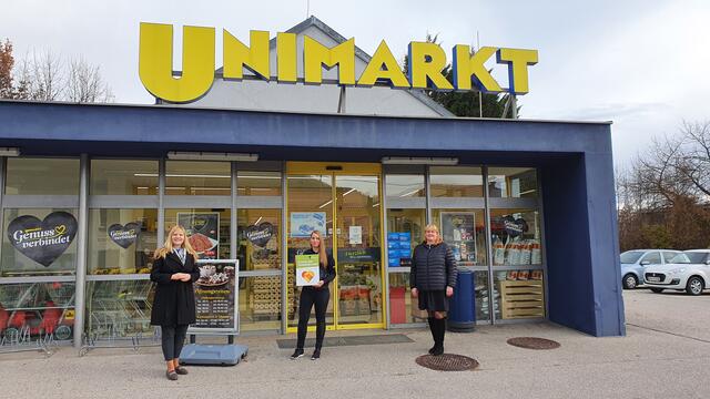 Der soziale Warenkorb bekommt einen zusätzlichen Standort: Unimarkt-Filialleiterin Julia Hufnagl nahm das Hinweisschild von Bürgermeisterin Elisabeth Feichtinger und Sozialabteilungsleiterin Sabine Brunner entgegen.
