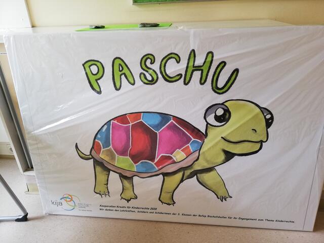 Das ist "PASCHU" die Panzerschutzschildkröte die Kindergarten Kindern ihre Rechte erklärt. | Foto: BAfEP Bischofshofen