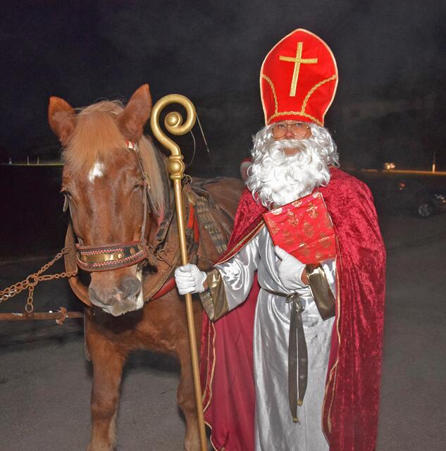 Der Nikolaus geht in Nebelberg von Tür zu Tür.