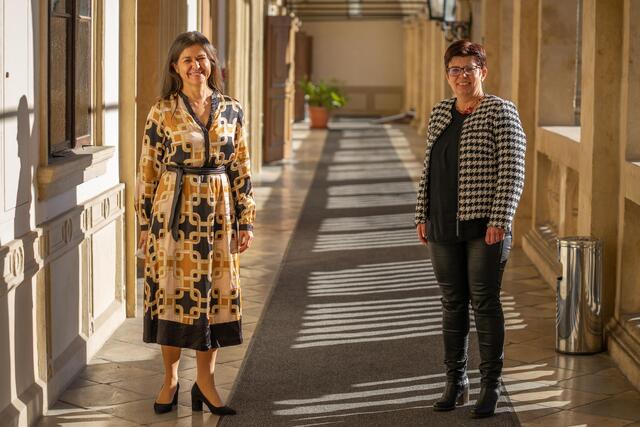 SPÖ-Landesrätin Doris Kampus (l.)und LAbg. Bernadette Kerschler sind froh, dass die Pflegestiftung so gut ankommt.