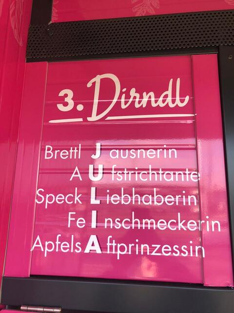 Der Grazer Automat ist der dritte, der eröffnet wurde. Benannt wurde er nach der drittältesten bzw. jüngsten der Hofschneider Dirndln: Julia.  | Foto: Christina Niederl