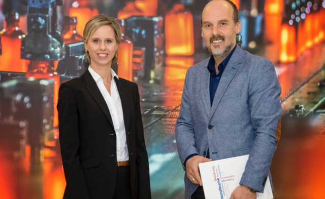 Daniela Riedler von Stoelzle Oberglas und Roger Vogel (Service für Unternehmer) kooperieren gut.