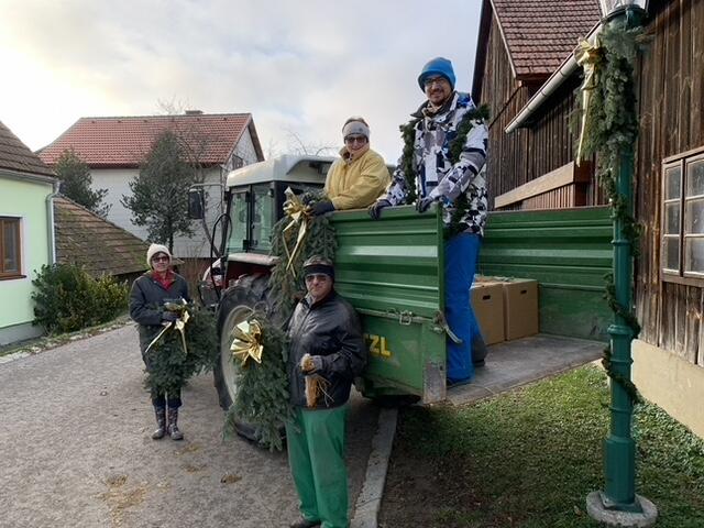 Christa Meissl, Ferdinand, Maria und Bernhard Karrer beim Schmücken der Dorflaternen