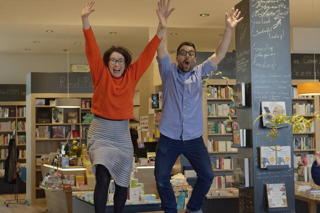 Bettina Wagner und Johannes Kößler von Buchhandlung Seeseiten zeigen sich kreativ im Lockdown.