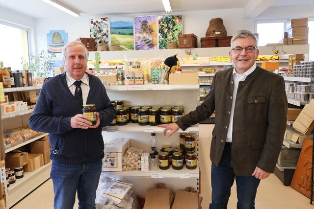 Landesrat Josef Schwaiger bei Betriebsbesuch im Imkerhof Koppl bei Salzburg. | Foto: Land Salzburg/Neumayr