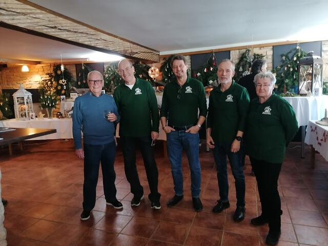 Die drei Kursleiter Werner Lueger, Karl Wegerer, Johann Steiner mit Krippenbaumeister Walter Gold (l.) und Elfriede Lueger (v.l.).