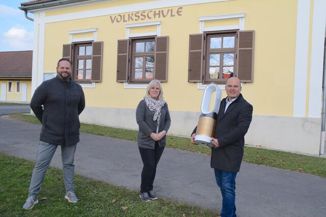 Bürgermeister Mario Trinkl, Volksschuldirektorin Petra Granitz und der angehende Amtsleiter Werner Siegl (v.r.n.l.) bei der offiziellen Übergabe des Dyson Luftreinigers. | Foto: Elisabeth Kloiber