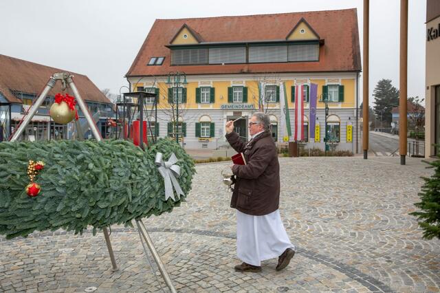 Adventkränze wurden heuer zu Hause oder via Radio und Fernsehen gesegnet, in Kalsdorf aber sprach Diakon Hans Hofer das Segensgebet für den großen Kranz am Hauptplatz. | Foto: Karl Friessnegg