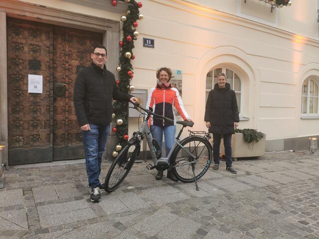 Bürgermeister Patrick Strobl, Gewinnerin Martina Kern mit ihrem neuen E-Bike und Stadträtin Ute Reisinger.