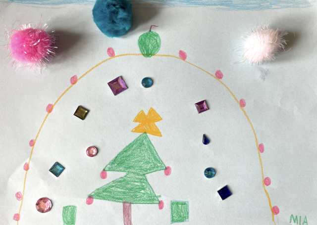 Auf Mias Bild umrahmen Schmucksteine den Weihnachtsbaum-