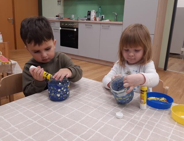 Die Kinder bastelten emsig, um den Senioren eine Freude bereiten zu können.