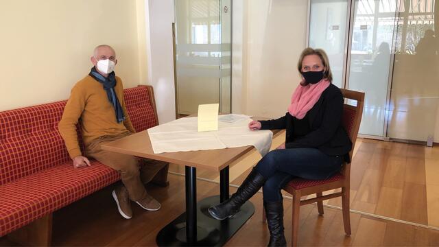 Klaus Lemmerer – Geschäftsführer des Kurzentrums Bad Hofgastein – und Monika Wallner – Direktorin des Kurparkhotel Bad Hofgastein – zeigen wie die neue Belegung bei den Mahlzeiten aussieht. | Foto: Marchrgaber