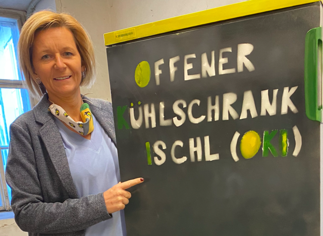 Bad Ischls Bürgermeisterin Ines Schiller mit dem "OKI", der im Rathaus täglich zugänglich ist.