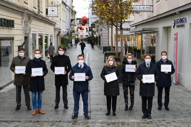 Die Kampagne „Ich kauf daheim statt online ein“ wird unterstützt von der Stadt Wels, dem Wirtschaftsservice Wels, der Wirtschaftskammer Wels, der Raiffeisenbank Wels und der eww Gruppe.
(v.l.n.r.) Mag. Franz Edlbauer, MBA (WKO Wels), Mag. Thomas Brindl (WKO Wels), Stadtrat Peter Lehner, Prok. Mag. Guenter Nentwich (Raiffeisenbank Wels, in Vertretung von Dir. Günter Stadlberger), Vzbgm. Christa Raggl-Mühlberger, Seraphine Peterstorfer (stadttv.at), Bürgermeister Dr. Andreas Rabl, Mag. Florian Niedersüß, MBA (eww Gruppe) | Foto: René Hauser/stadttv
