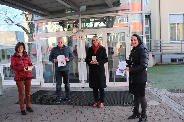 Gertrud Hohenegger/MS, Erich Lienhart, Andrea Wagner/VS und Martina Perstling mit den Luftqualitäts-Boxen | Foto: Edith Ertl