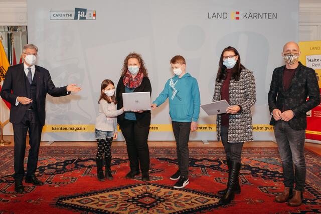 Das Land Kärnten startet die Initiative „Digital fit für die Schule zu Hause“: Landeshauptmann Peter Kaiser (links), Bildungsdirektor Robert Klinglmair und Landesrätin Sara Schaar (von rechts). | Foto: Landespressedienst Kärnten