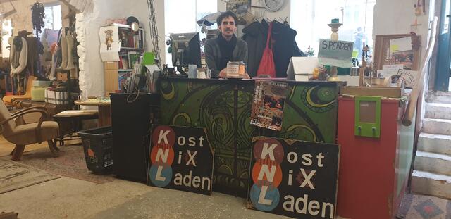 Dominikus ist einer der ehrenamtlich Arbeitenden im Kostnix-Laden. | Foto: alme Taha Ali Mohamed