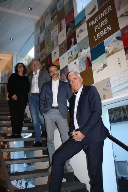 Realisierten gemeinsam ein riesen Kunstprojekt, im Bild von oben nach unten: die beiden Künstler Lisa Krabichler und Peppi Spiss sowie die Vorstände der Raiffeisenbank St. Anton am Arlberg Mario Thurner und Josef Chodakowsky. | Foto: Elisabeth Zangerl