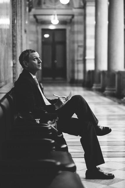 Rechtsanwalt Wolfgang Kiechl hat sein erstes Buch veröffentlicht. | Foto: Lukas Bezila