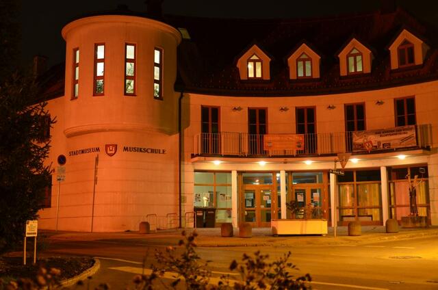 Orange Beleuchtung des Stadtmuseums im Rahmen der UN Kampagne "Orange the World", die ein sichtbares Zeichen Gewalt gegen Frauen setzt.