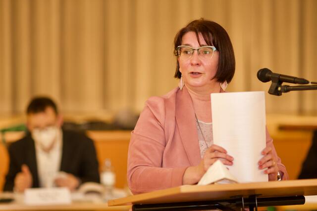 Bundesrätin Andrea Kahofer am Rednerpult.