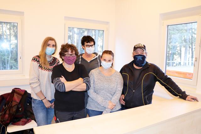 Derzeit laufen die Umbauarbeiten für die neue Arztpraxis in St. Anton am Arlberg: Dr. Helene Mall (Mi.) mit Katharina Spiss, Dr. Ulrike Owegeser, Katharina Ortner und Thomas Juen (v.l.).