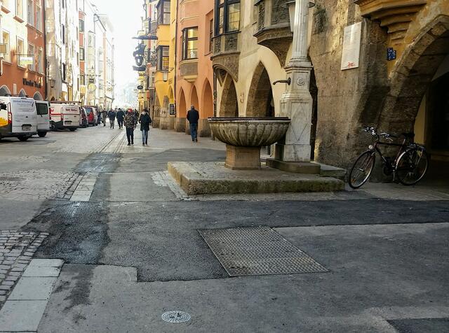 Keine konsumfreien Sitzmöglichkeiten und keine Gastgärten derzeit in der Innsbrucker Altstadt.