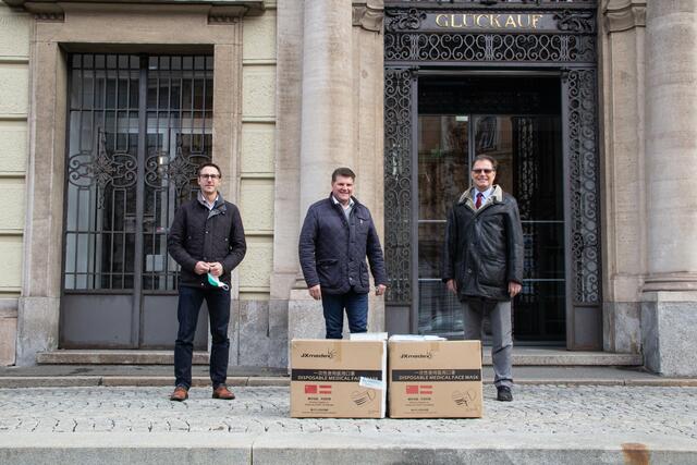 Übergabe der Schutzmasken an die Montanuniversität: Vizebürgermeister Alfred Maier und der Kraubather Bürgermeister Erich Ofner mit Rektor Wilfried Eichlseder (v.l.). | Foto: MUL