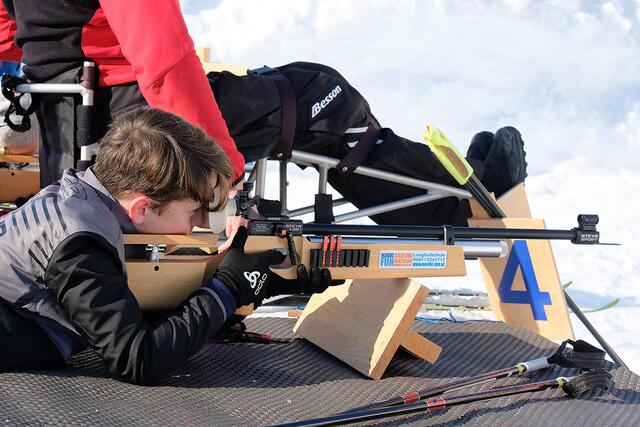 Mit dem Luftdruckgewehr kann man in Faistenau ab acht Personen Biathlon buchen.