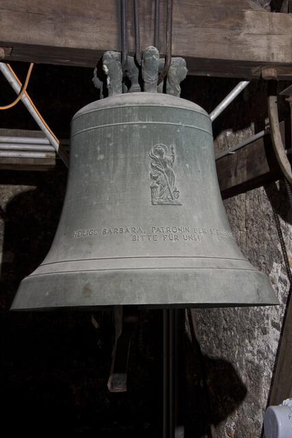 Die Barbara-Glocke im Südturm des Doms zu Salzburg wurde von der Dompfarre gestiftet und trägt die Inschrift: „Heilige Barbara, Patronin der Sterbenden, bitte für uns!“