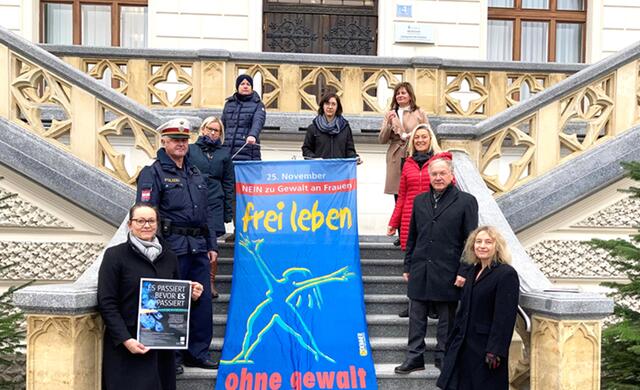 Ulrike Gärntner (vorne, l.) setzte mit ihrem Team, Politik, Polizei und Co in Feldbach ein Zeichen.