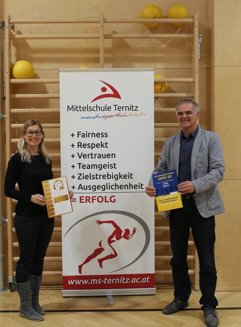 Melanie Hinum mit Direktor Helmut Traper | Foto: MS Ternitz