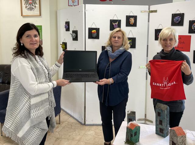 Bürgermeisterin Maria Knauder, Direktorin Maria Guntschnig und Stadträtin Ina Hobel bei der Übergabe.