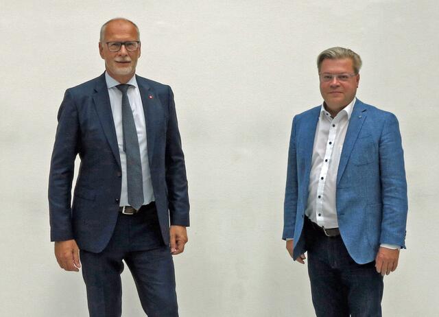 WBNÖ Direktor Harald Servus gratuliert Horst Grandits zur Wahl als Obmann des WKÖ Bundesgremiums der Versicherungsagenten.  | Foto: WBNÖ