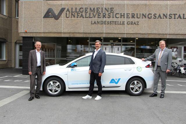 Landesstellen-Vorsitzender Günther Stangl, Pflegedirektor Michael Pichler und AUVA-Landesstellen-Direktor Hannes Weißenbacher mit dem neuen umweltfreundlichen Fahrzeug (v.l.).