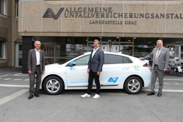 Landesstellen-Vorsitzender Günther Stangl, Pflegedirektor Michael Pichler und AUVA-Landesstellen-Direktor Hannes Weißenbacher mit dem neuen umweltfreundlichen Fahrzeug (v.l.).  | Foto: Lippitsch