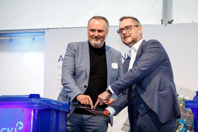 Mit einem einfachen Druck auf ein Tablet nahm GF Oswald Hackl jun. gemeinsam mit LH Hans Peter Doskozil die neue, komplett digital bedienbare Abfallsortieranlage in Betrieb.