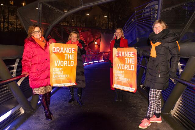 Orange: Edith Hornig, Ingrid Gerencser, Karin Wagner und Barbara Muhr (v.l.) setzen ein Zeichen gegen Gewalt an Frauen. | Foto: GEPA/Donko/SI Graz Rubin