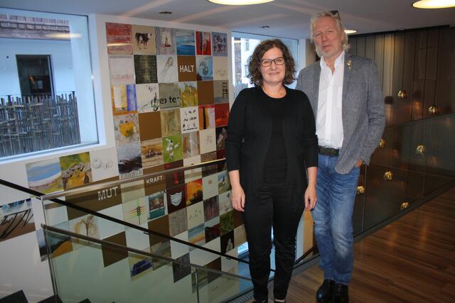 Das Künstlerpaar Lisa Krabichler und Peppi Spiss enthüllte ihr Kunstprojekt am 27. November in der Raiffeisenbank St. Anton am Arlberg. | Foto: Elisabeth Zangerl