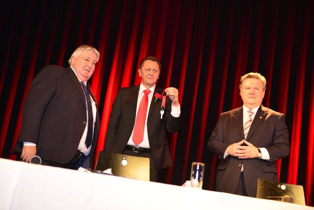 Paul Stadler (links) übergab das Amt des Bezirksvorstehers an Thomas Steinhart (mitte).