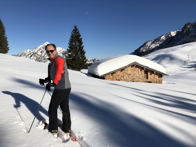Mit dem Lasergewehr kann man mit den Schneeschuhen auf der Postalm auch in das Gelände gehen.