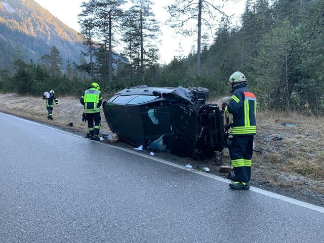 Das Auto wurde beim Unfall schwerst beschädigt.