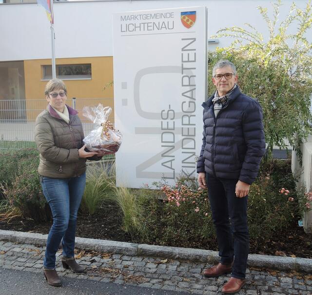 Bürgermeister Andreas Pichler gratulierte der langjährigen Kindergartenleiterin Elisabeth Freudenthaler zu ihrem runden Geburtstag.