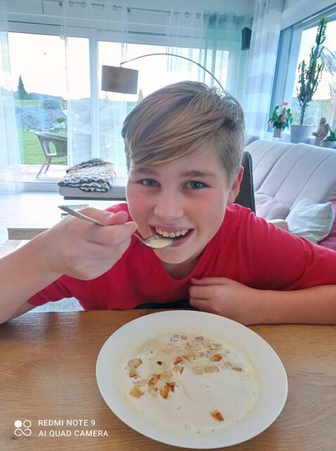 Hannes genießt seine Suppe.