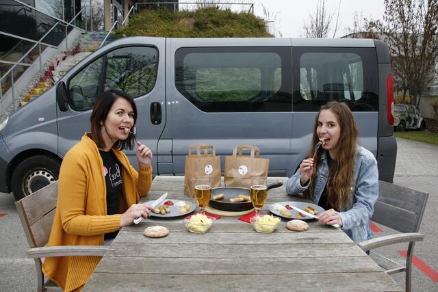 Mit ihrem „B(r)atmobil“ liefern Kathrin Heim und Roswitha Enzelberger Bratwürstel und Bier zur wissenschaftlichen Verkostung aus. | Foto: FHWN