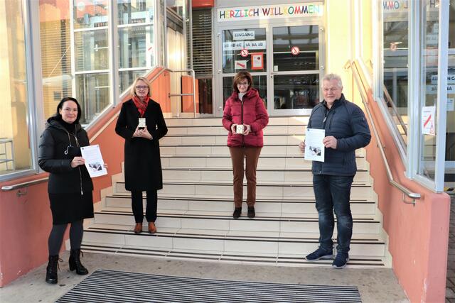 Martina Perstling und Erich Lienhart (beide vorne) übergaben an Andrea Wagner und Gertrud Hohenegger die Luftqualitäts-Boxen. | Foto: Edith Ertl