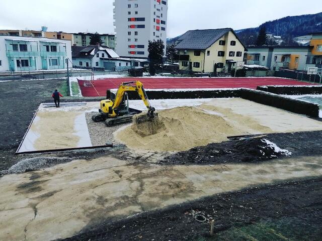 Der Sand ist da: der neue Beachvolleyballplatz für die Schüler des BORG Kindberg. | Foto: BORG Kindberg